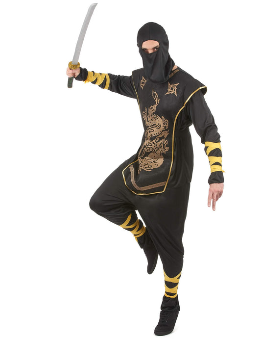 Pose d'action avec sabre du déguisement ninja dragons dorés pour homme