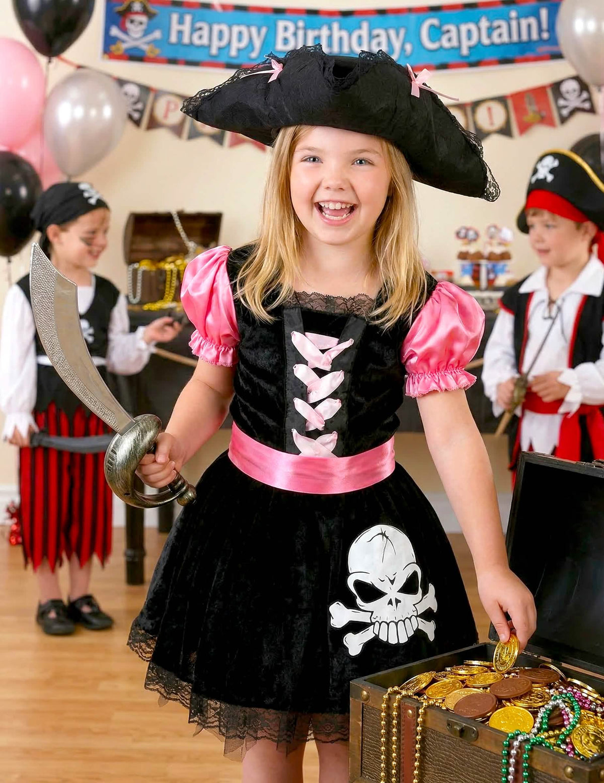 Encenação da fantasia de pirata girly para menina