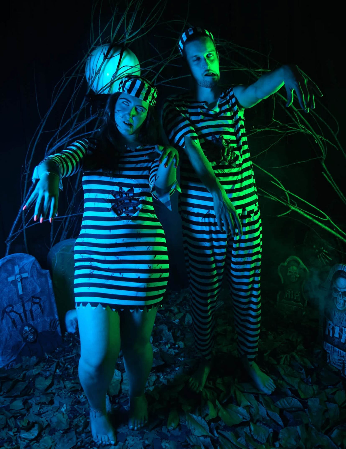 Encenação sombria a dois do disfarce de zombie prisioneiro assustador