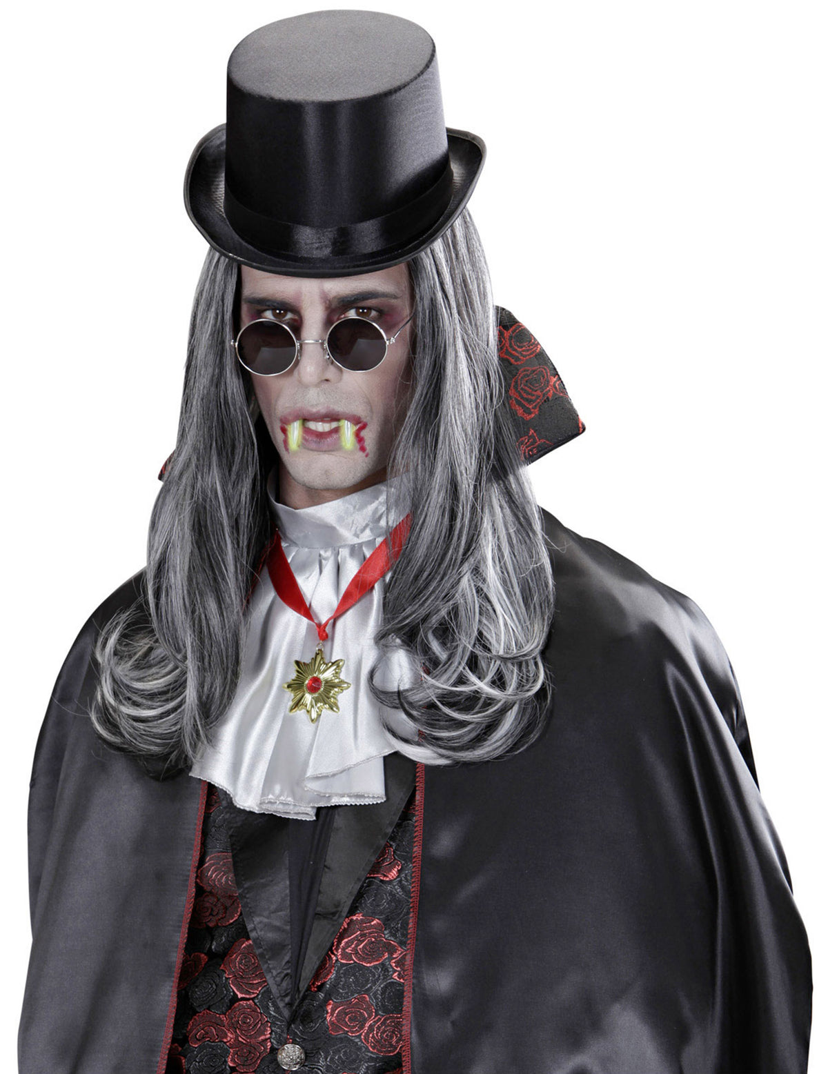 Grande plano do uso dos dentes de vampiro para adulto