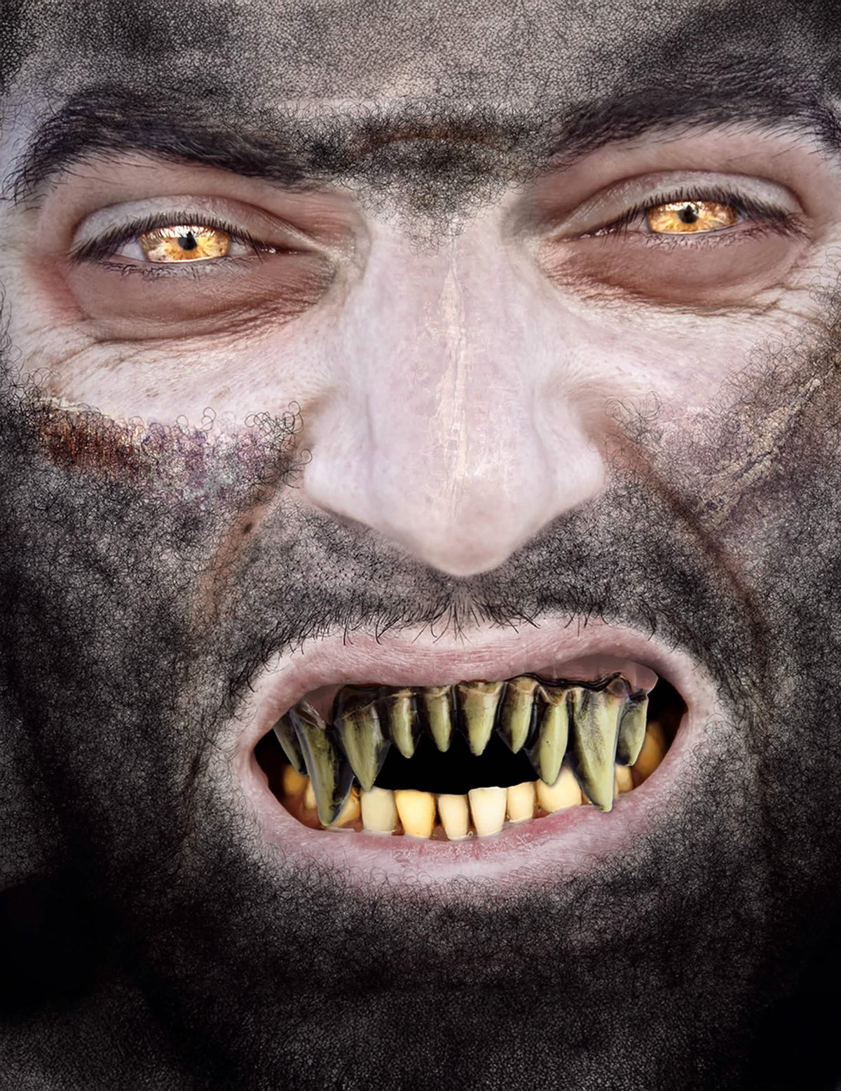 Grande plano dos dentes da dentadura de palhaço do horror