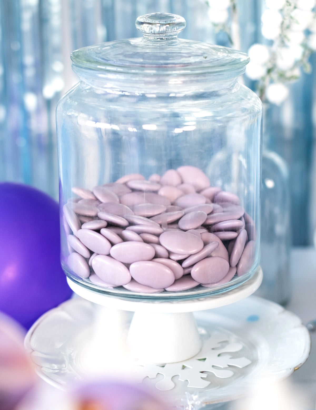 Mise en scène festive de la bonbonnière des dragées chocolat pour communion