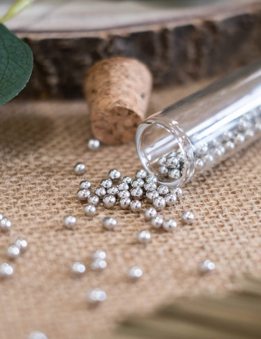 Gros plan sur les billes argentées des dragées perles de mariage pour fête
