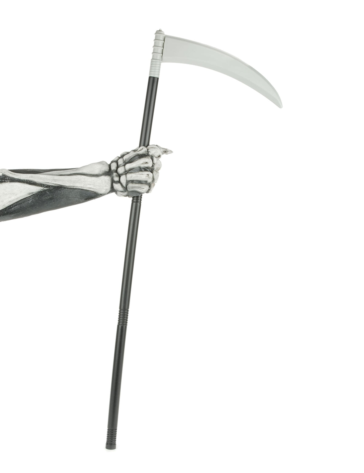 Main squelettique tenant le manche de la faux en plastique de faucheuse