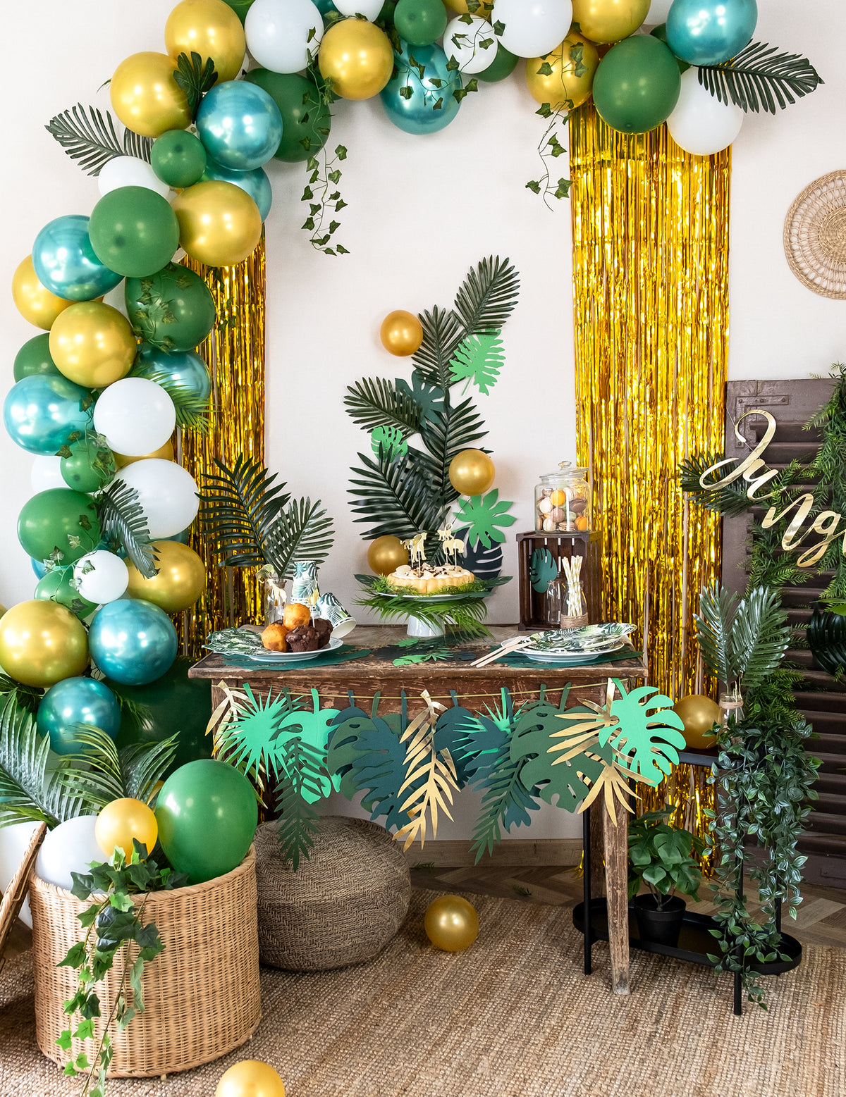 Mise en scène festive de la feuille de palmier phoenix artificielle déco tropicale