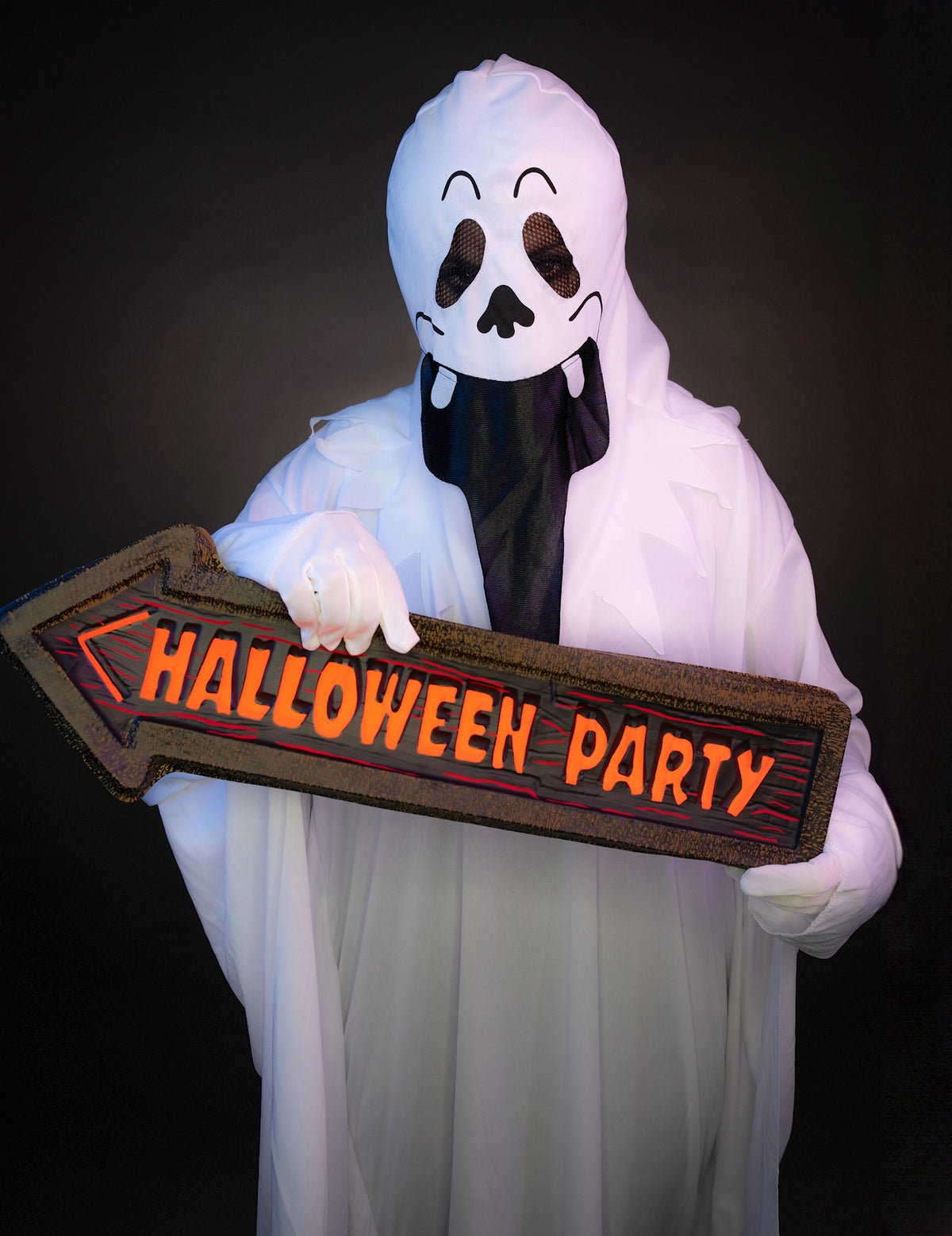 Mise en situation de la flèche signalétique Halloween Party tenue par un fantôme