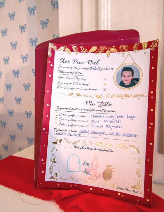 Vue de face de la lettre remplie de la Grande lettre au Père-Noël avec enveloppe Holly Christmas