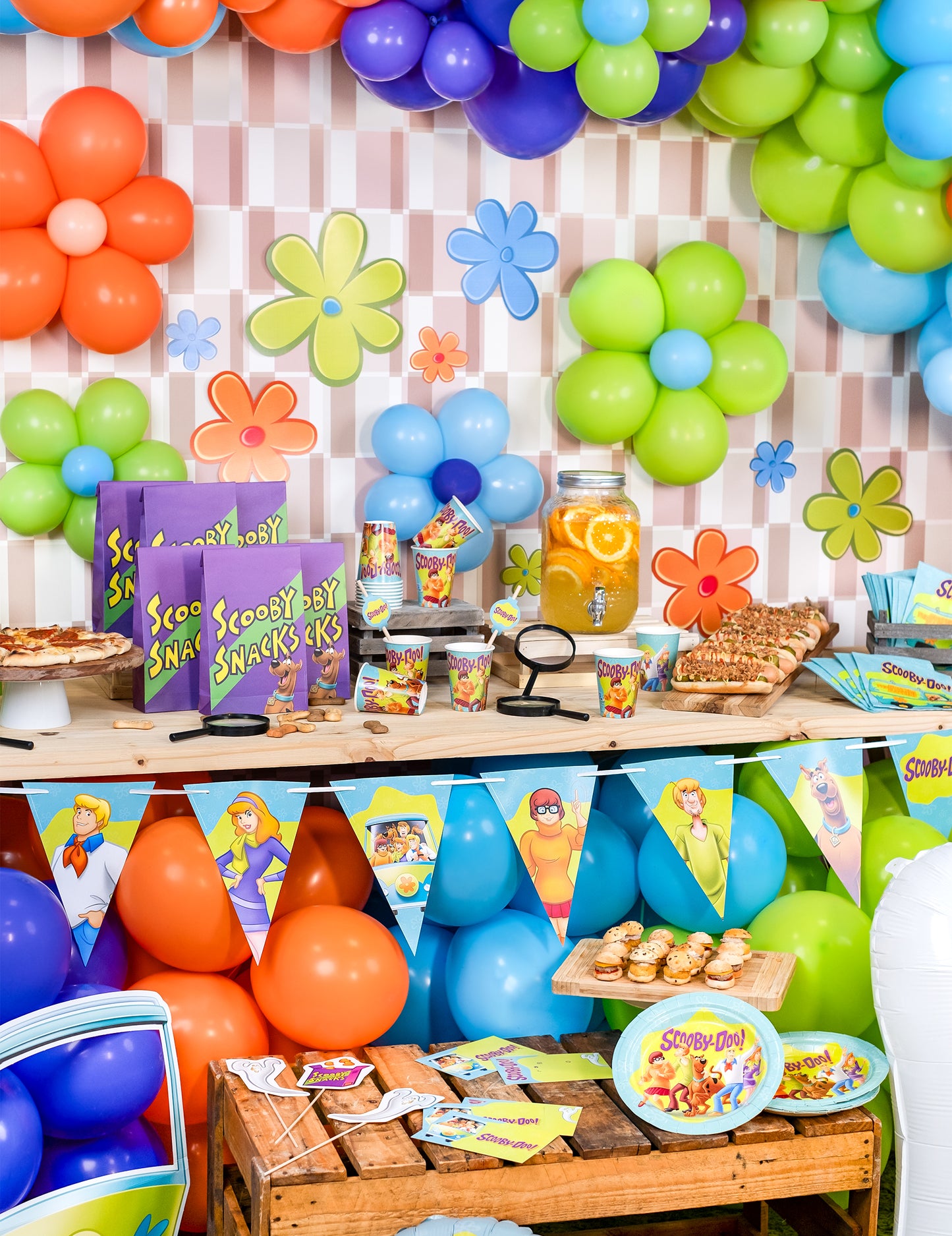 Mise en situation sur une table de fête de la guirlande à fanions Scooby-Doo