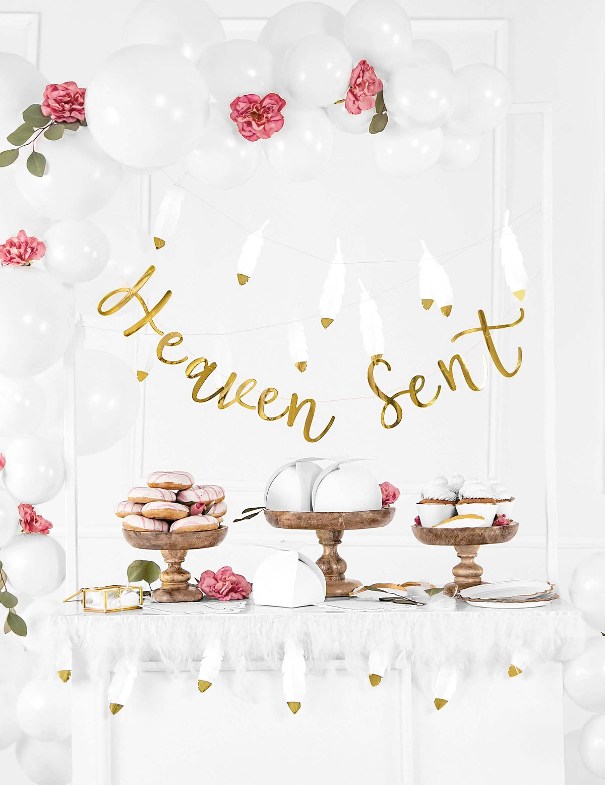 Vista geral da decoração de festa da guirlanda de penas para casamento para festa