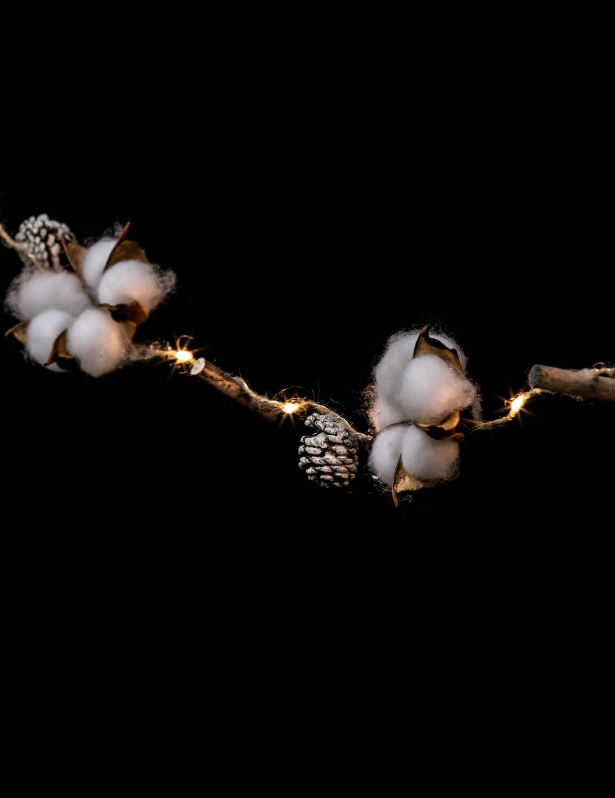 Guirlanda luminosa de flores de algodão para decoração branca com pinhas