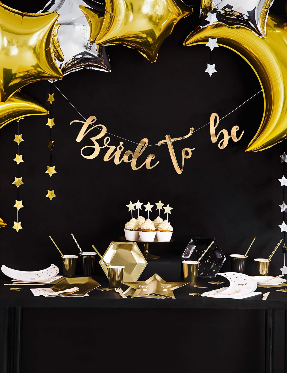 Decoração de mesa de buffet com a grinalda de cartão Bride to be
