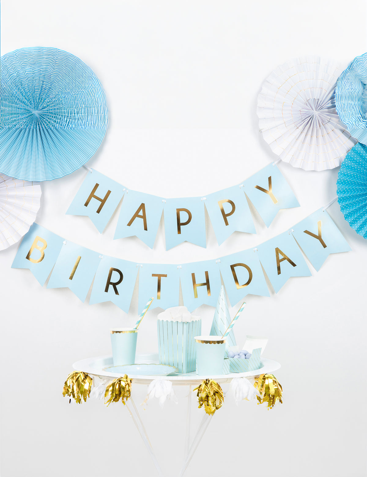 Mise em cena da guirlanda em cartão Happy Birthday para aniversário