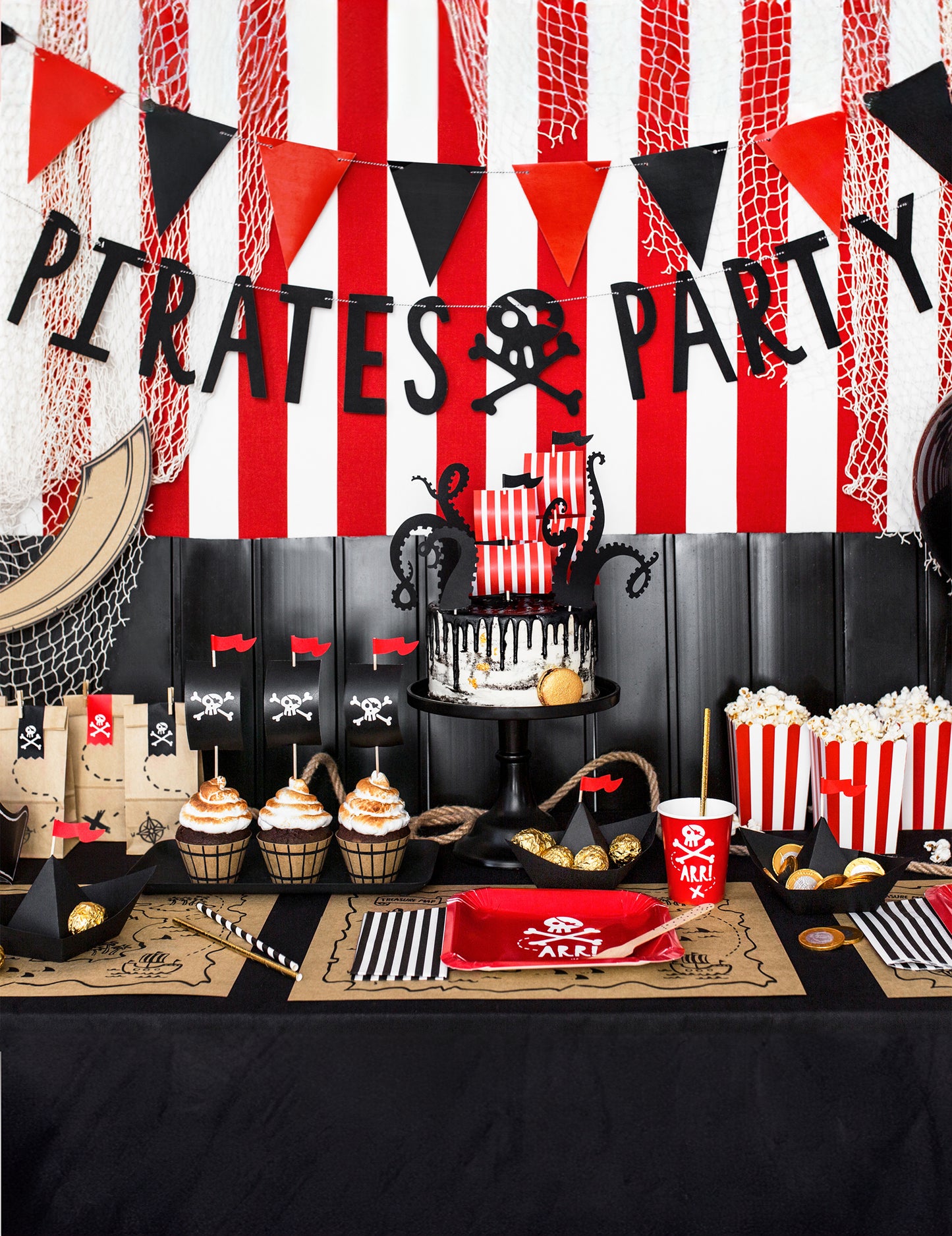 Mise en situation sur une table de fête de la guirlande en carton Pirates Party