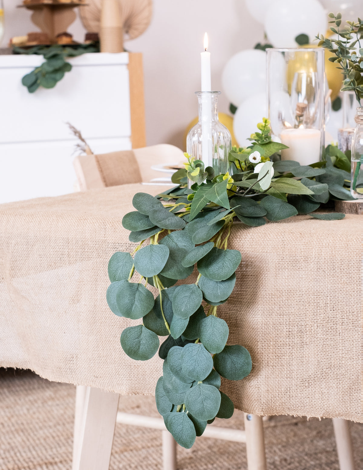Mise en situation de la guirlande de feuilles d'eucalyptus décoration végétale