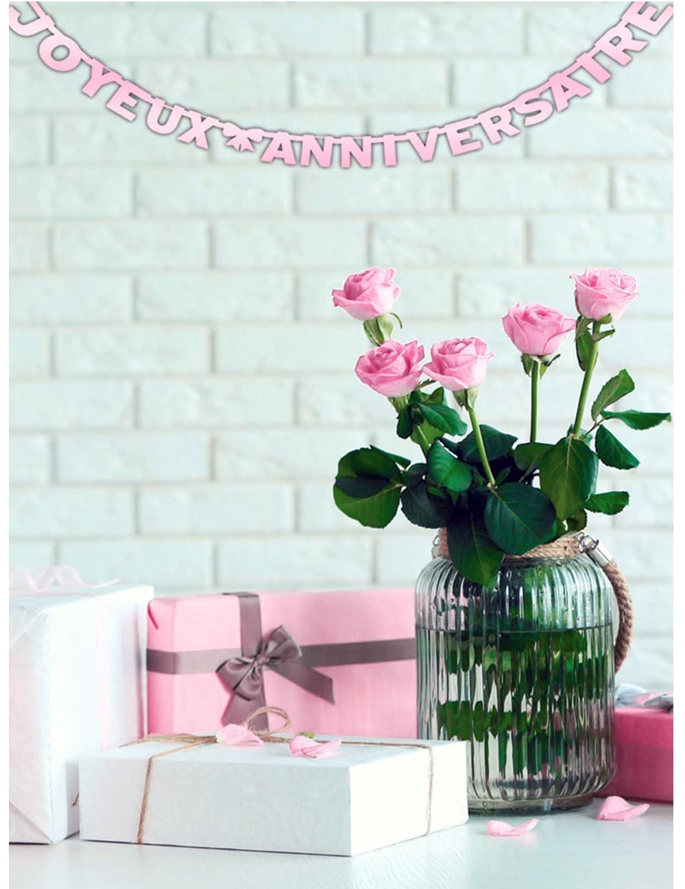 Mise en situation de la guirlande Joyeux Anniversaire rose