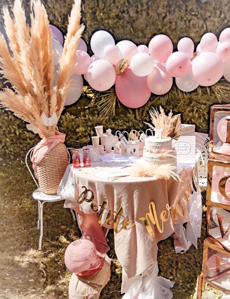 Simulação em mesa da guirlanda pequena maravilha para baby shower