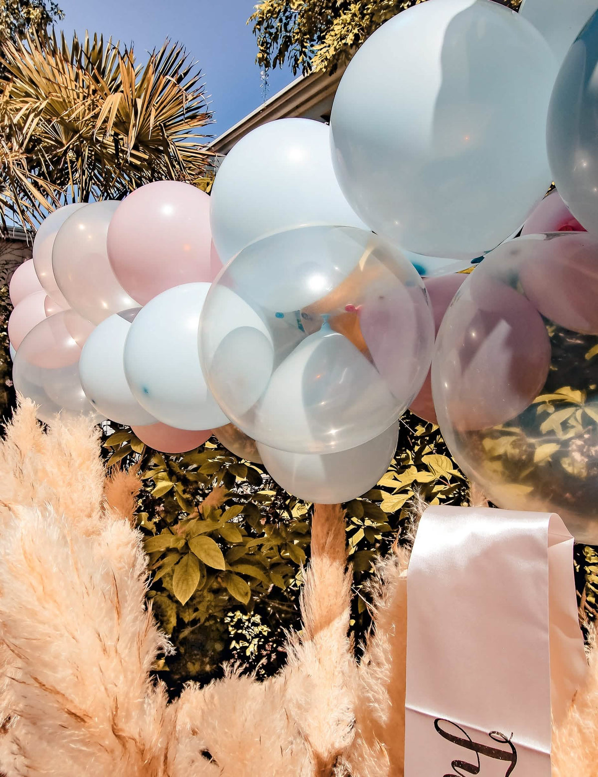 Grande plano do Kit arco de 58 balões gender reveal azul e cor de rosa branco e dourado