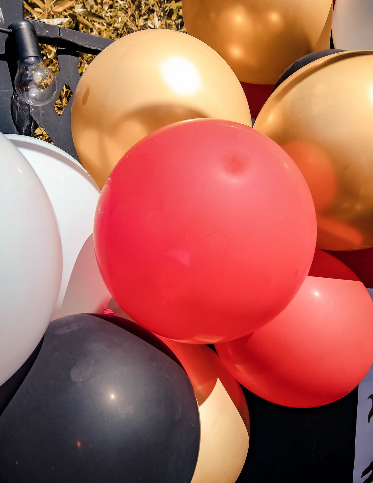 Grande plano nos balões do kit de arco de 60 balões para aniversário