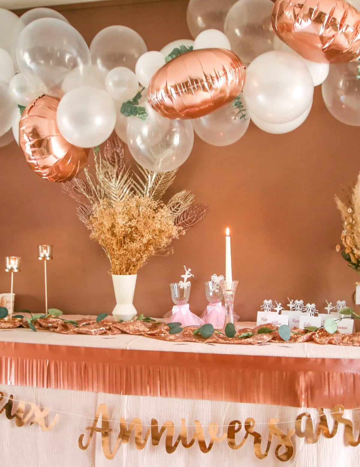 Vista geral da decoração do kit de arco de 70 balões ouro rosa com eucalipto e rosas