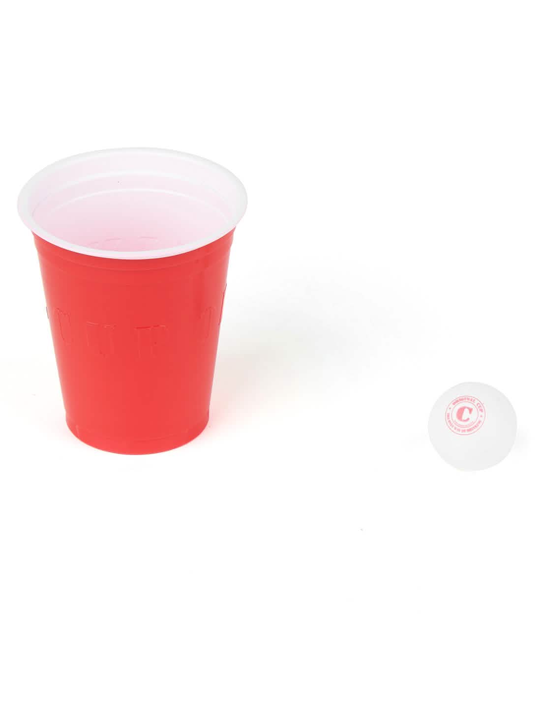 Detalhe de um copo e de uma bola do kit completo de beer pong para adulto