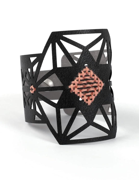 Vue de profil du kit bracelet à broder motif étoile