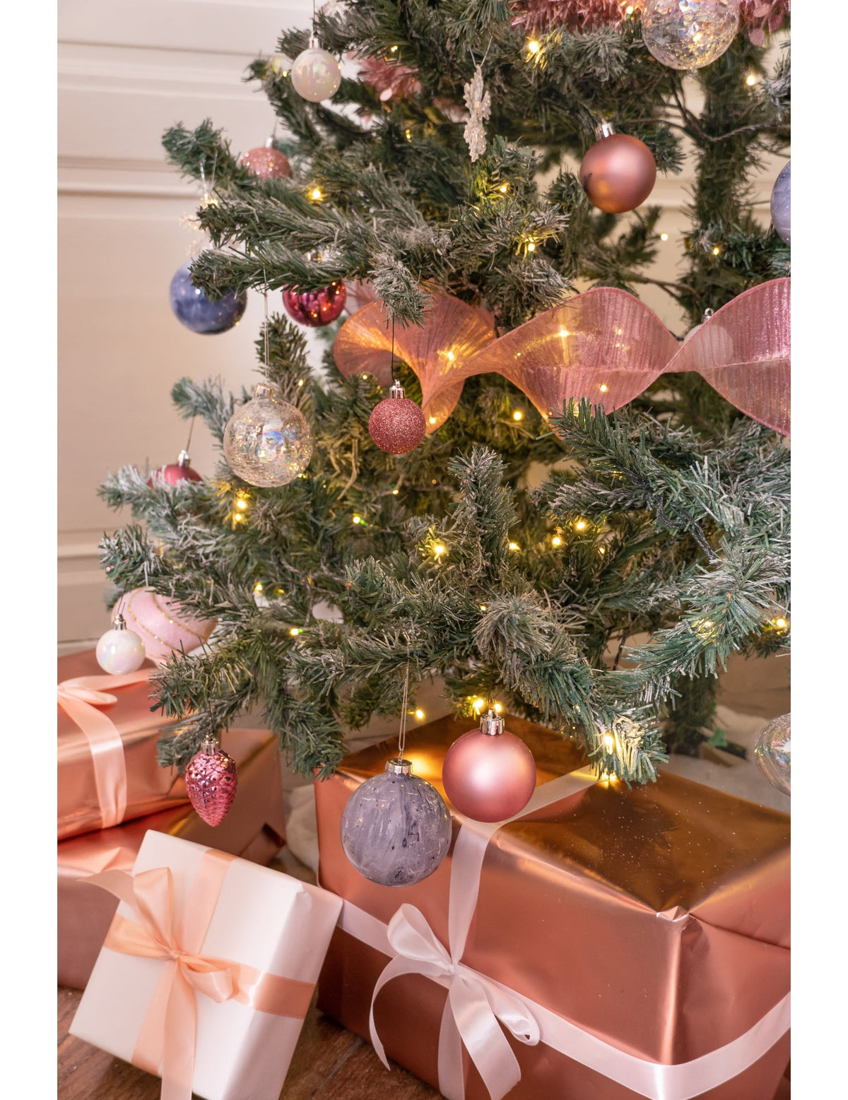 Vue du sapin décoré avec le kit de décorations de sapin rose gold