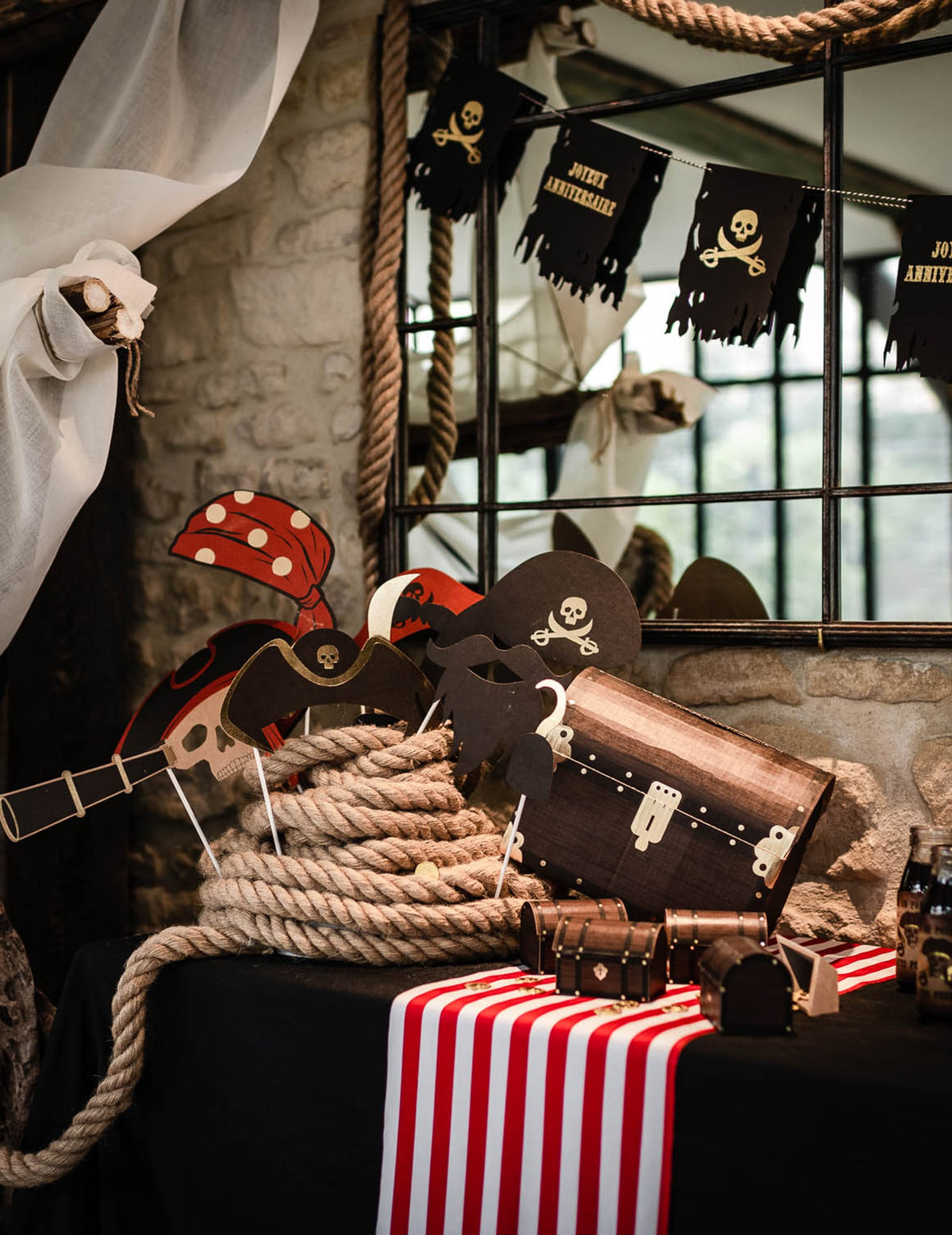 Mise en situation sur table décorée du kit photobooth pirate 10 pièces