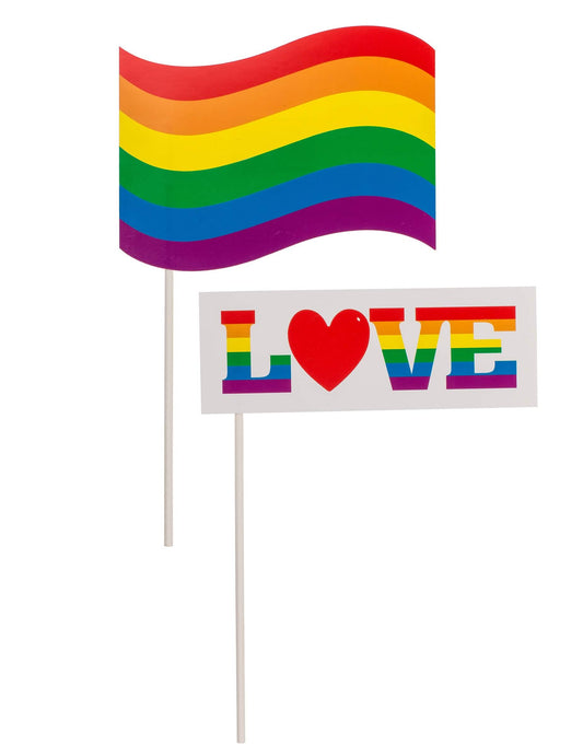 Accessoires drapeau et panneau love du kit photobooth pride arc-en-ciel