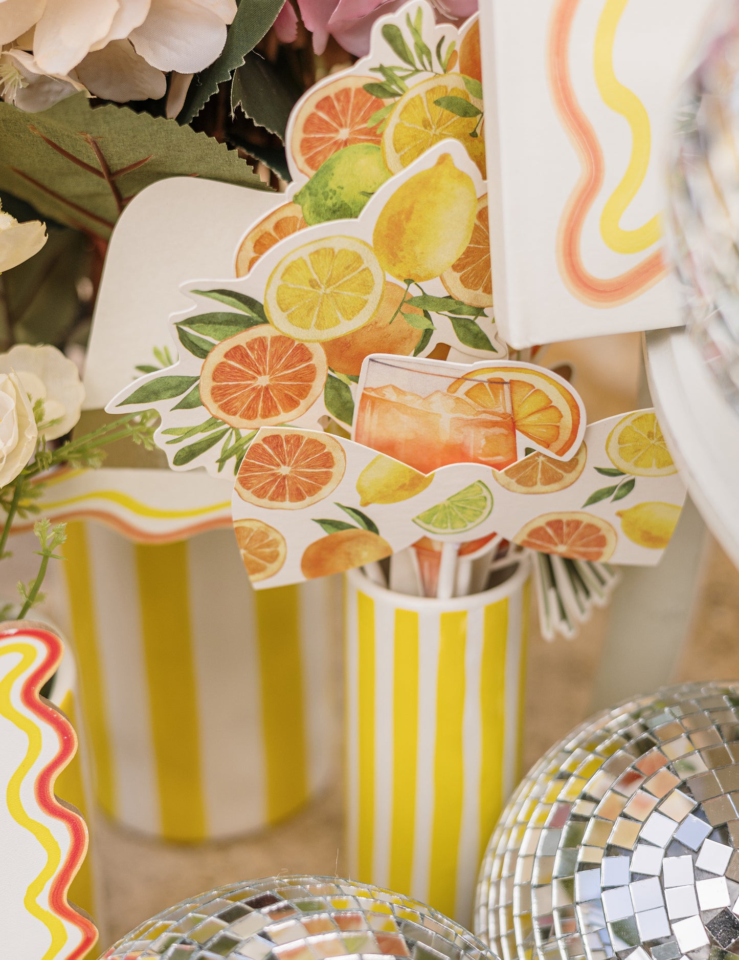 Kit Photobooth Fizz Citrinos Papel Creme, Laranja e Ouro Acessórios Festivos