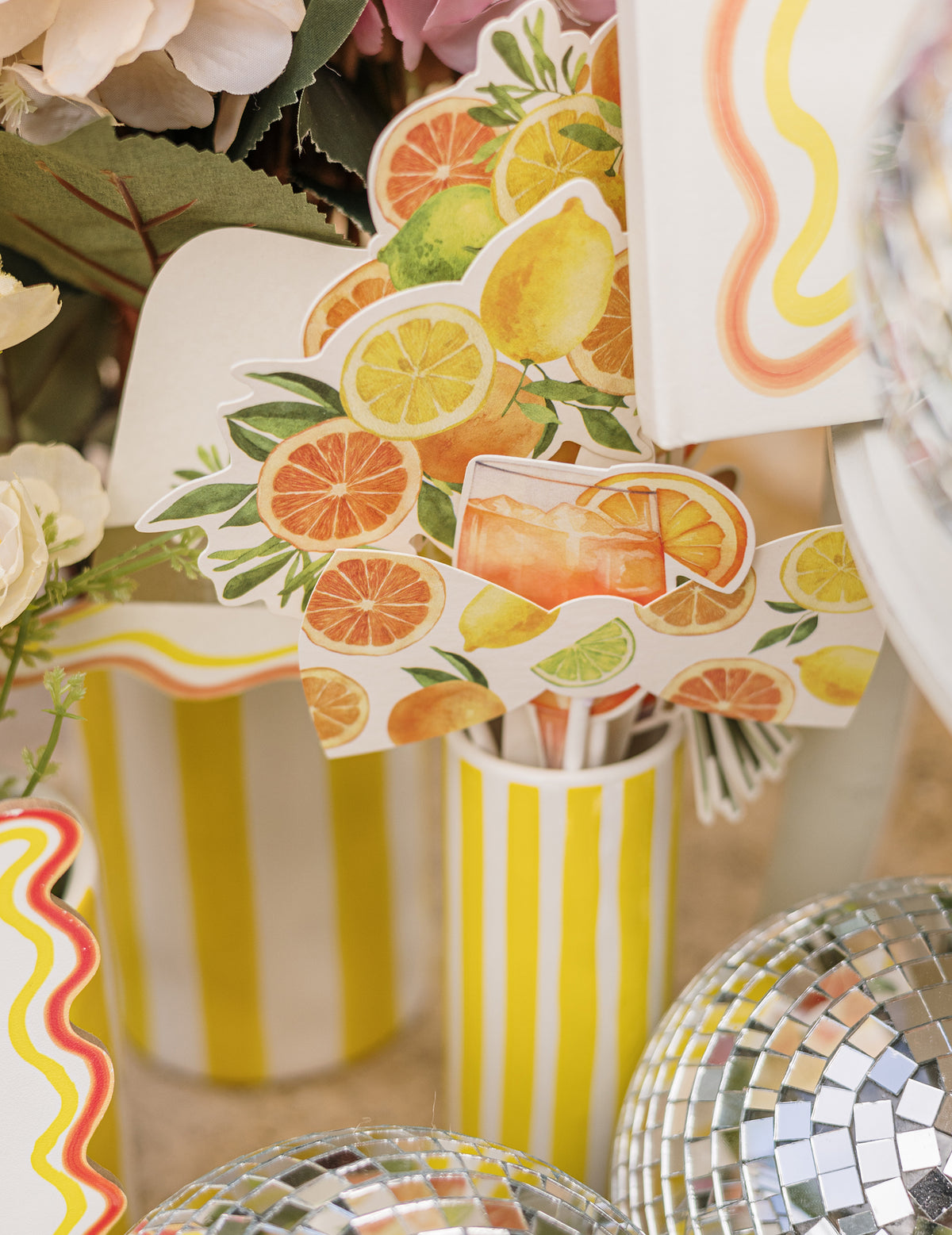 Kit Photobooth Fizz Citrinos Papel Creme, Laranja e Ouro Acessórios Festivos