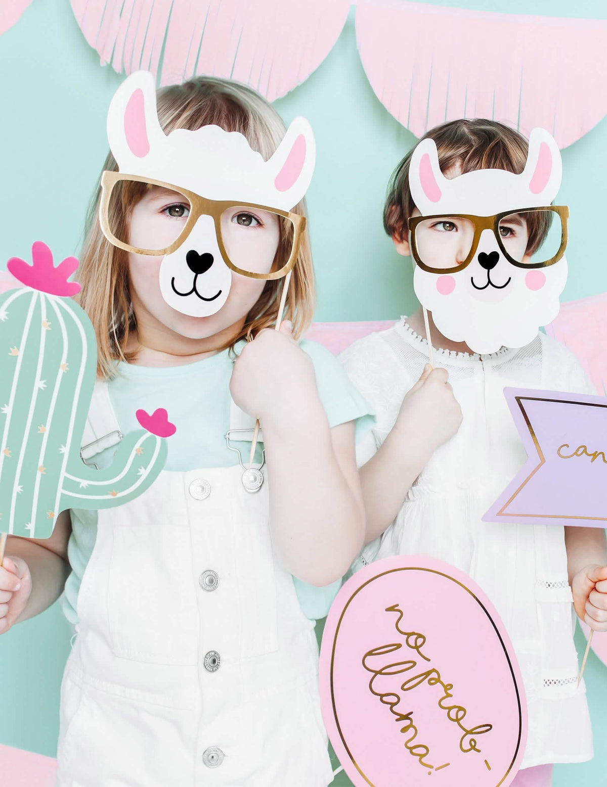 Encenação por crianças do kit photobooth lama pastel 5 peças para aniversário