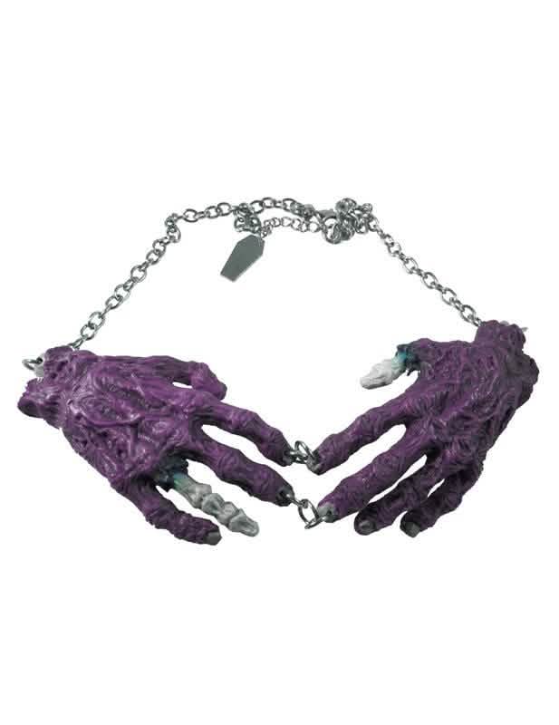 Colar gótico mãos zumbis para adulto roxo com corrente prateada