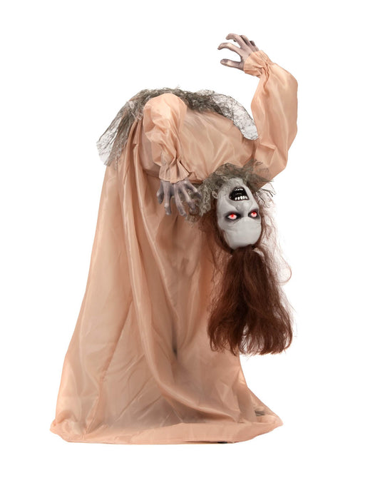 Vue du corps contorsionné et du visage à l'envers de la décoration animée La Dame Maudite