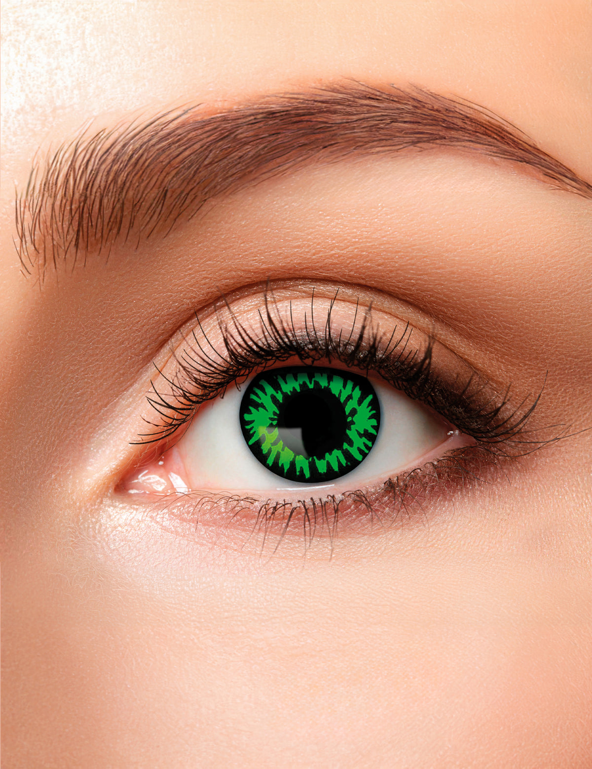 Gros plan sur la lentille noire à motifs verts des lentilles duo sanglant et vert pour adulte