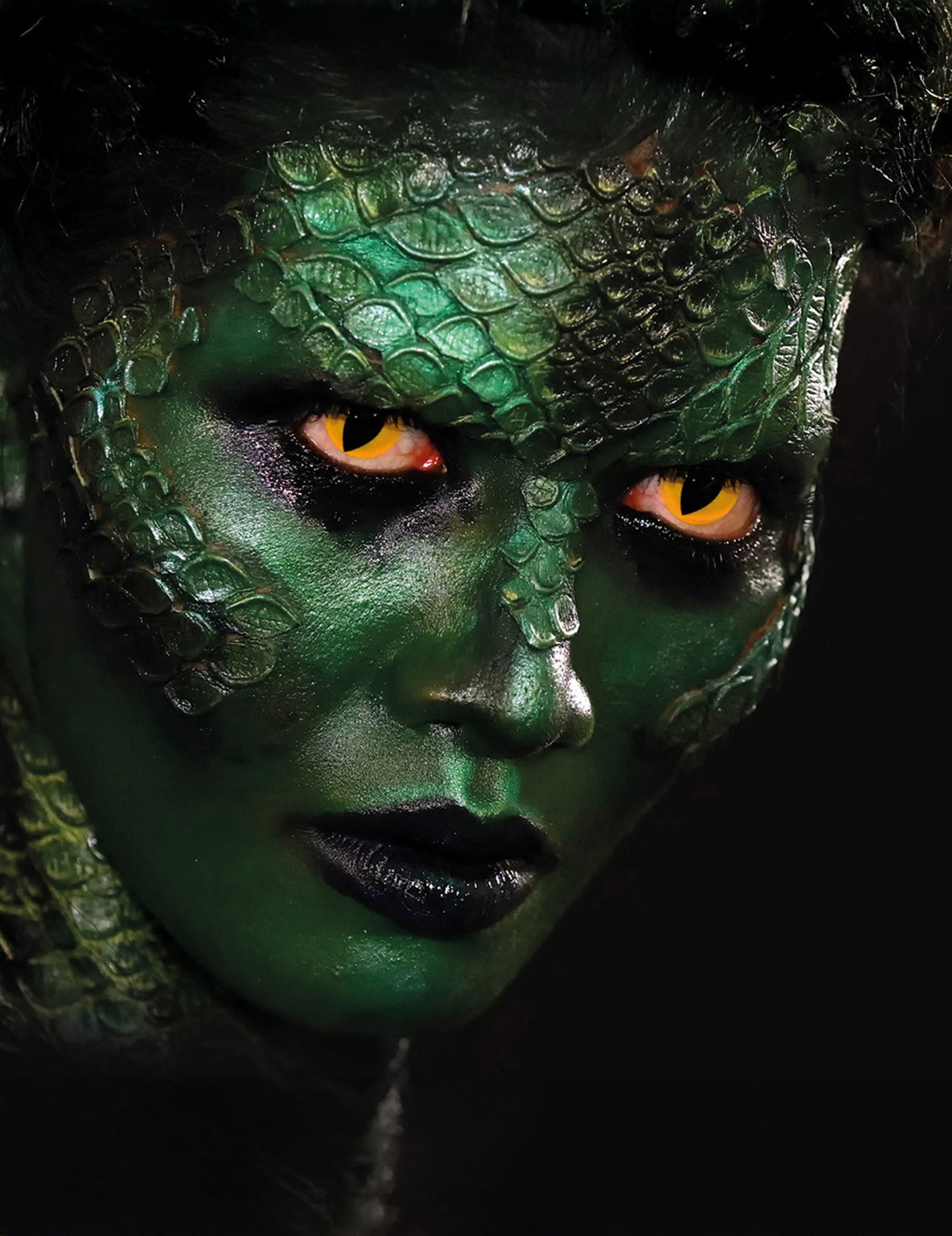 Portrait d'une femme maquillée en reptile des lentilles de contact fantaisie oeil serpent
