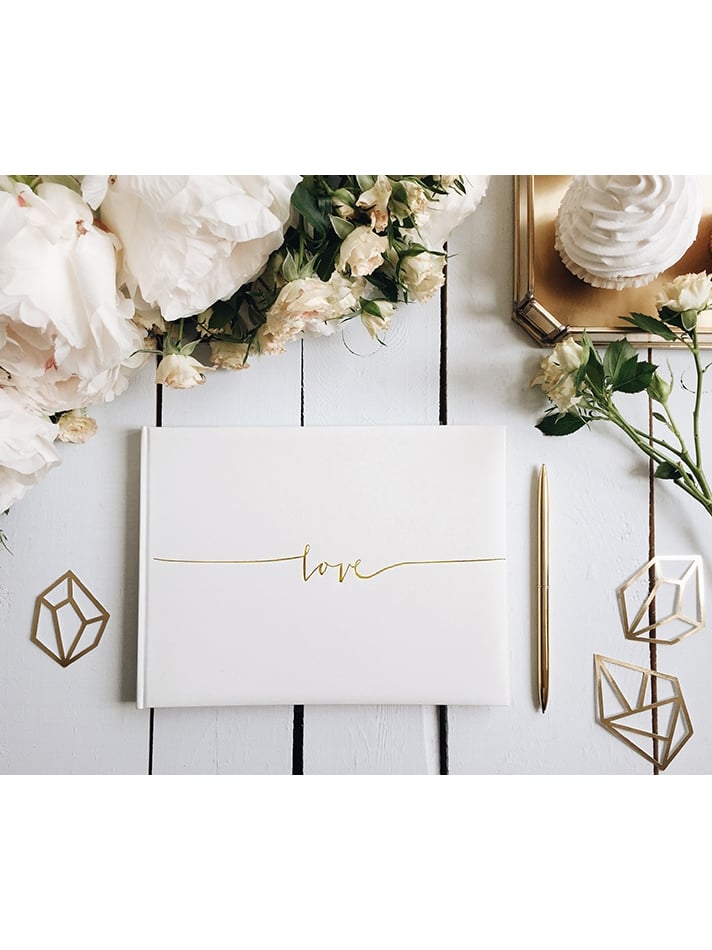 Vue de dessus du livre d'or love blanc avec lettres dorées