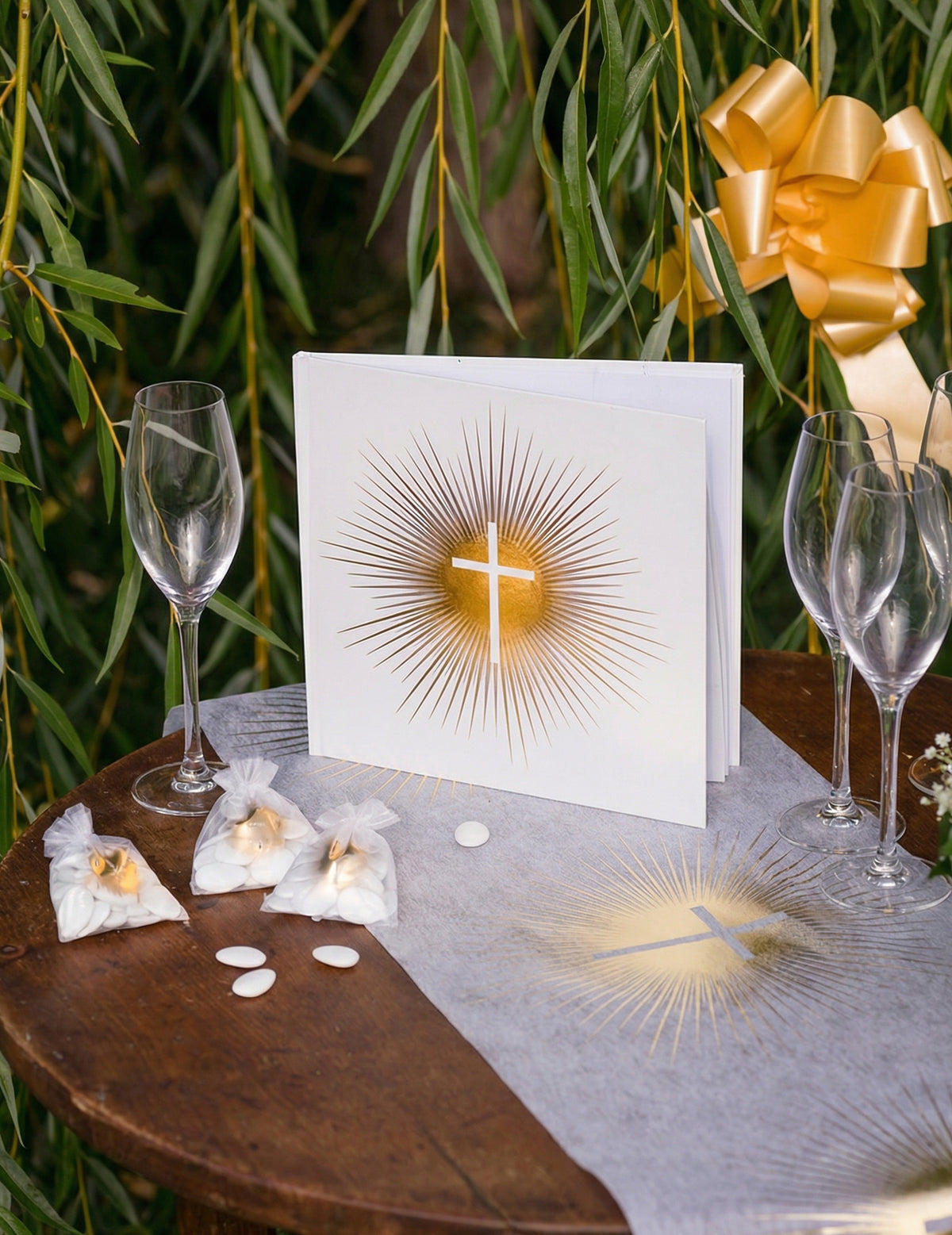 Livre d'or cérémonie dorée pour baptême et communion blanc et doré avec croix