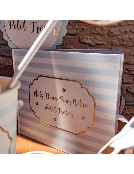 Grande plano da inscrição dourado do livro de mensagens pequeno tesouro para baby shower