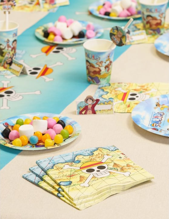 Mise en situation sur une table de fête des serviettes en papier One Piece