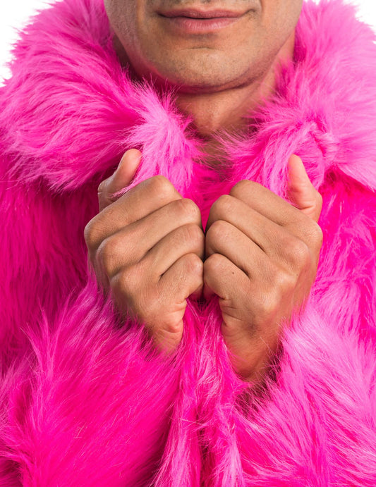 Gros plan sur la texture du manteau en fausse fourrure rose pour adulte