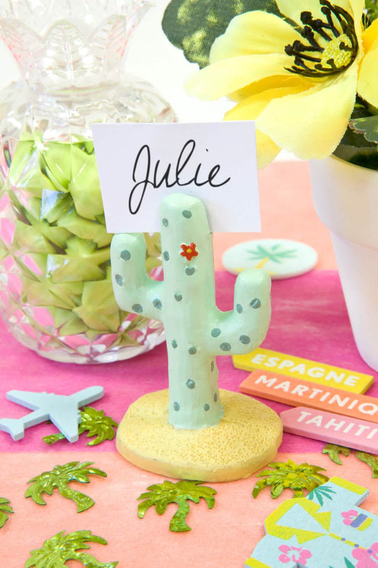 Mise en situation avec carton nominatif du marque place en résine cactus pour table mexicaine