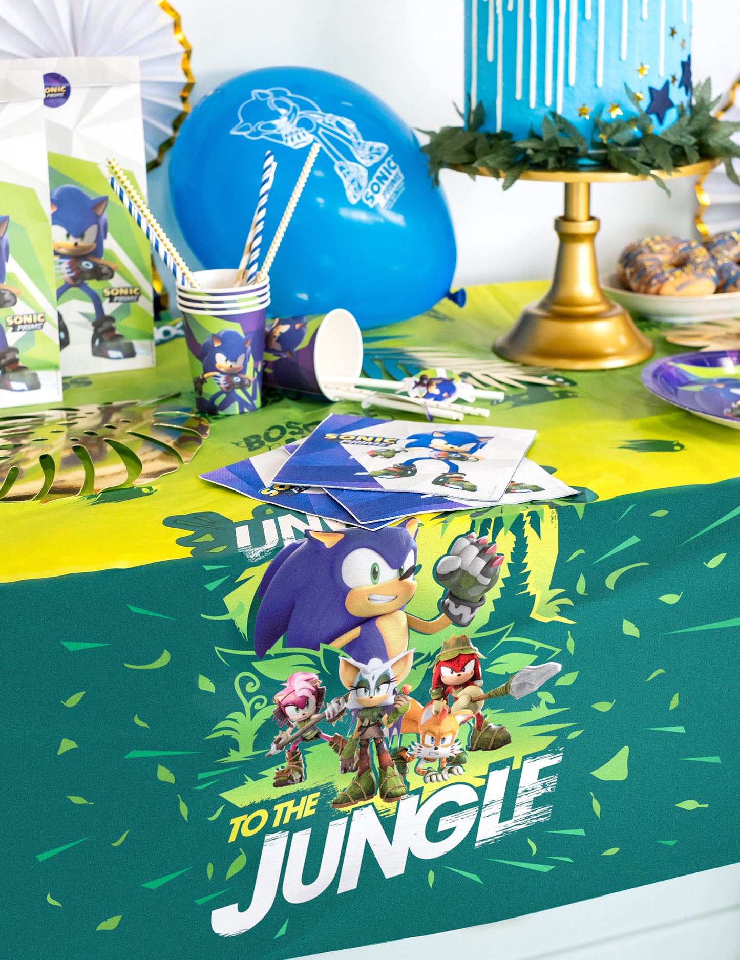 Détail de la nappe et des serviettes du maxi kit anniversaire Sonic