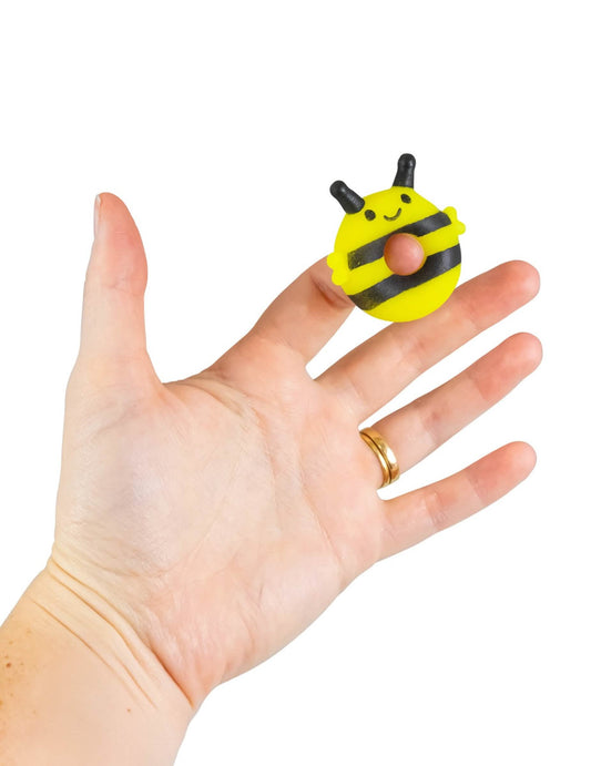 Mise en situation au doigt du jouet mini animal squishy multicolore en forme de donut
