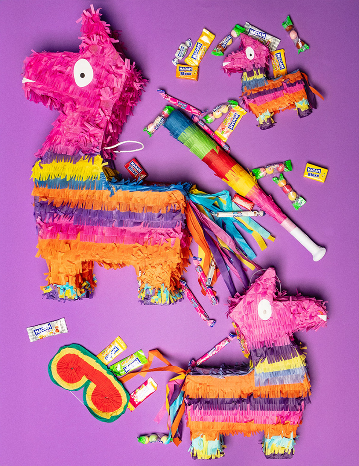 Mise en scène avec accessoires et bonbons de la mini piñata lama