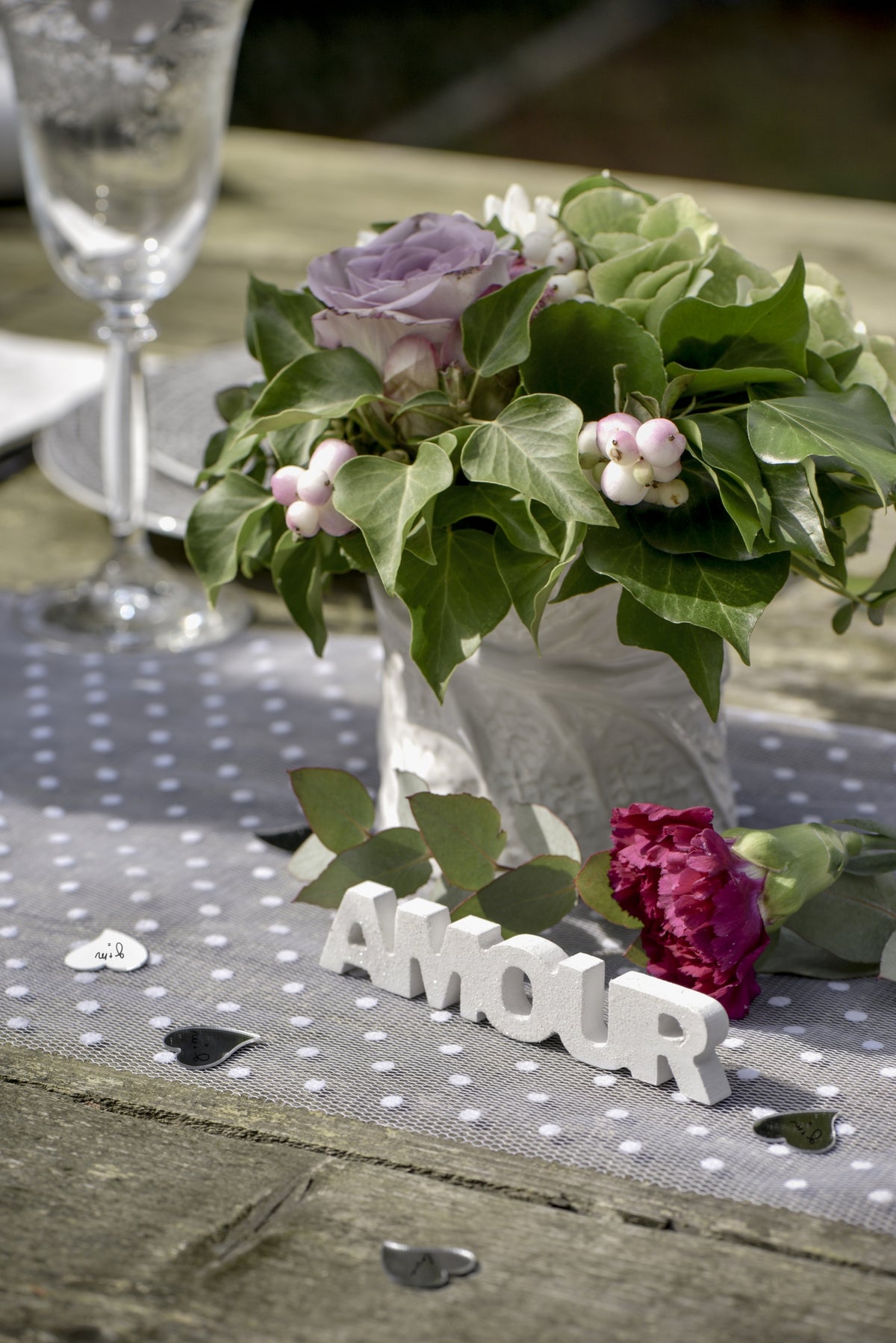 Decoração de mesa de receção com palavra amor em madeira para casamento