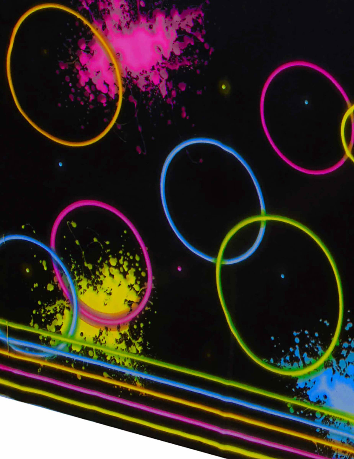 Grande plano sobre os círculos e manchas néon da toalha de plástico preta Glow Party