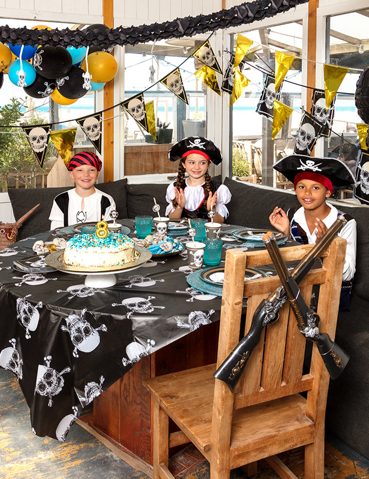 Mise en scène d'anniversaire de la nappe en plastique Pirate Jolly Roger