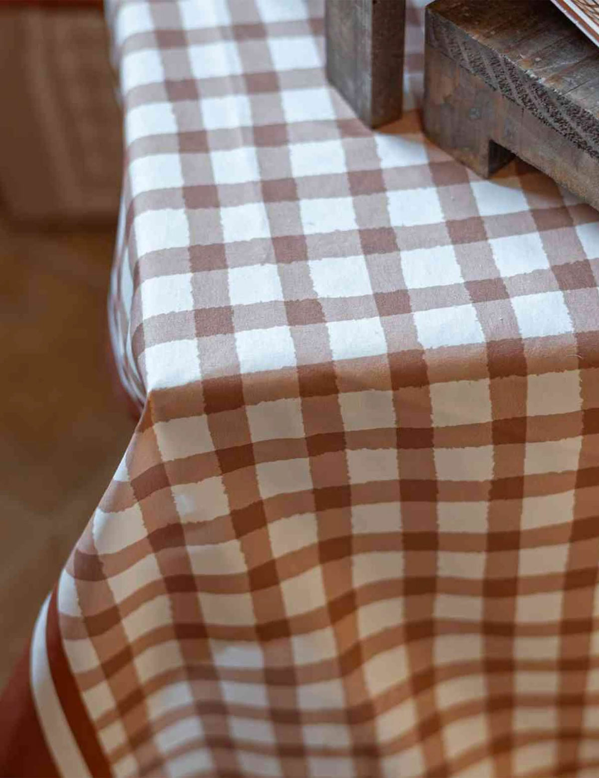 Toalha de mesa em tecido vichy auburn Cottage Living 140 x 240 cm