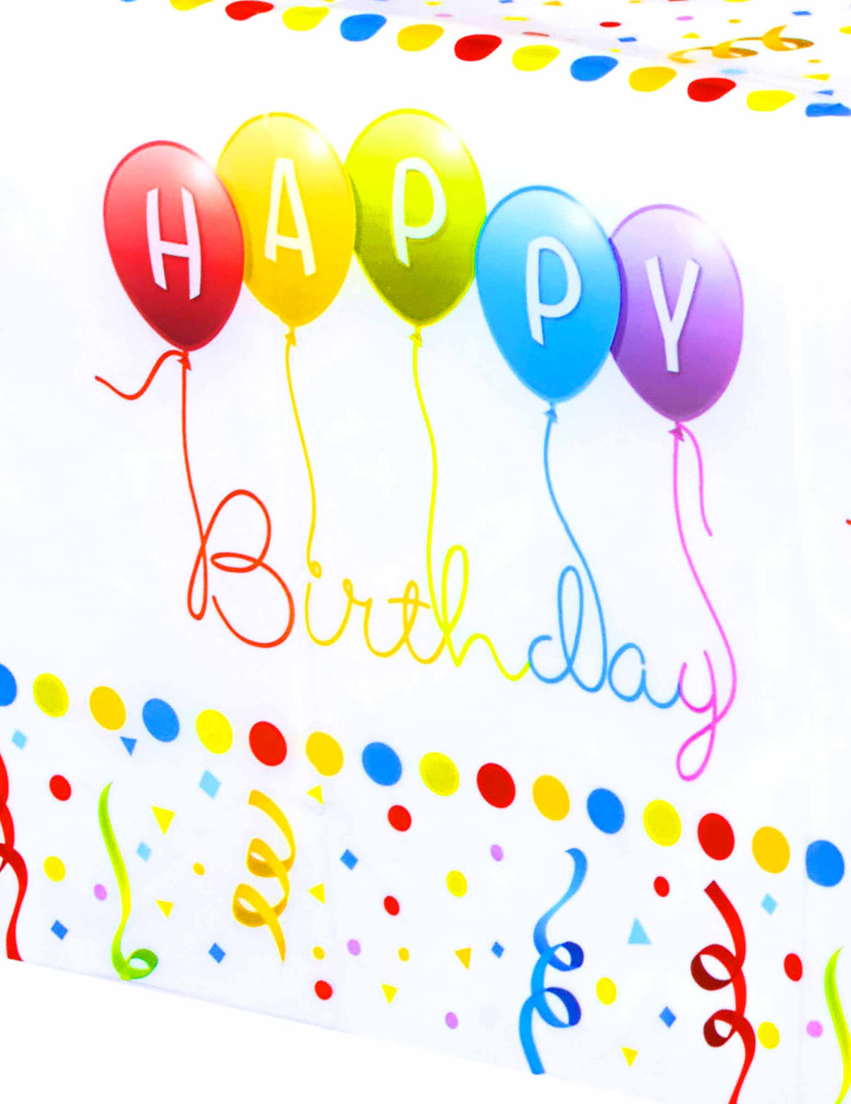 Grande plano sobre o estampado de balões e confettis da toalha de plástico Happy Birthday