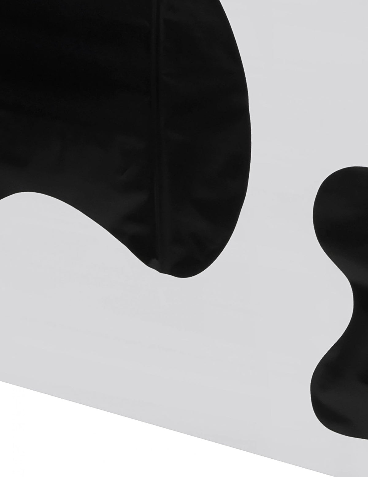Détail de l'imprimé à taches noires de la nappe en plastique vache pour décoration de fête